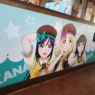 ココス×ラブライブ！サンシャイン!!「輝け！ みんなの笑顔キャンペーン」沼津IC店ラッピング写真(C)2017 プロジェクトラブライブ！サンシャイン!!