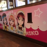 ココス×ラブライブ！サンシャイン!!「輝け！ みんなの笑顔キャンペーン」沼津IC店ラッピング写真(C)2017 プロジェクトラブライブ！サンシャイン!!