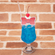 江戸川コナンの蝶ネクタイ型変声機クリームソーダ　　890円（C）青山剛昌／小学館・読売テレビ・TMS 1996（C）2019 青山剛昌／名探偵コナン製作委員会