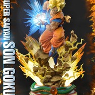 「メガプレミアムマスターライン ドラゴンボールZ 孫悟空（超サイヤ人）」通常版127,000円（税別）DX版155,000円（税別）（C）バードスタジオ／集英社・東映アニメーション（C）バードスタジオ／集英社・東映アニメーション