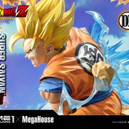 「メガプレミアムマスターライン ドラゴンボールZ 孫悟空（超サイヤ人）」通常版127,000円（税別）DX版155,000円（税別）（C）バードスタジオ／集英社・東映アニメーション（C）バードスタジオ／集英社・東映アニメーション