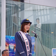 『青春ブタ野郎はゆめみる少女の夢を見ない』桜島麻衣役・瀬戸麻沙美 一日警察署長委嘱式（C）2018 鴨志田 一／ＫＡＤＯＫＡＷＡ アスキー・メディアワークス／青ブタ Project