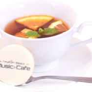 「Tokyo 7th Sisters Music Cafe」Tokyo 7th Sisters Music Cafeフルーツホットティー　700円（C）2014 Donuts Co. Ltd. All Rights Reserved.