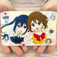 けいおん！」アニメ放送10周年記念“Tカード”登場！唯と梓が仲良く遊ぶ