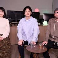 写真左から、浜辺美波、北村匠海、伊藤智彦（C）2019「HELLO WORLD」製作委員会