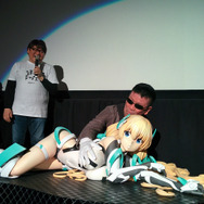 アンジェラの造形に虚淵氏もご満悦？　胸の部分は柔らかい素材で作られているとのこと