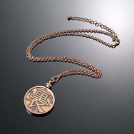 「鬼滅の刃 カナヲの銅貨ネックレス」8,800円（税込）(c)吾峠呼世晴／集英社・アニプレックス・ufotable
