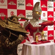 純金のカネゴン像とウルトラセブン像。カネゴン、食べちゃだめ！