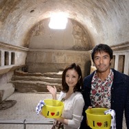 阿部寛＆上戸彩（スタビアーネ浴場にて）／『テルマエ・ロマエII』ワールドプレミアの旅 in ナポリ