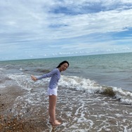寿美菜子、イギリスの海で大はしゃぎ！ 29歳の誕生日を海外で過ごす思いも告白【寿美菜子のAnother Wonderland in the UK第6回】