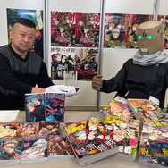 （左から）ケンドーコバヤシ、芥見下々が操る番組特製メカ丸（C）フジテレビ