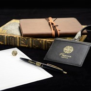 「JOJO WORLD in YOKOHAMA」パッショーネ入門セット(全1種) 価格：4,900円（C）荒木飛呂彦&LUCKY LAND COMMUNICATIONS/集英社・ジョジョの奇妙な冒険 THE ANIMATION PROJECT