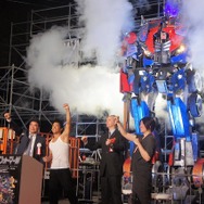 横浜に高さ7mオプティマスプライム、6mバンブルビー到着　トランスフォーマー博スタート