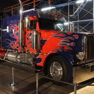 横浜に高さ7mオプティマスプライム、6mバンブルビー到着　トランスフォーマー博スタート