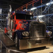 横浜に高さ7mオプティマスプライム、6mバンブルビー到着　トランスフォーマー博スタート