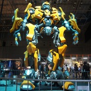 横浜に高さ7mオプティマスプライム、6mバンブルビー到着　トランスフォーマー博スタート