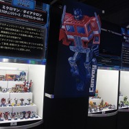 横浜に高さ7mオプティマスプライム、6mバンブルビー到着　トランスフォーマー博スタート