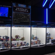 横浜に高さ7mオプティマスプライム、6mバンブルビー到着　トランスフォーマー博スタート