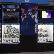 横浜に高さ7mオプティマスプライム、6mバンブルビー到着　トランスフォーマー博スタート