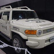 横浜に高さ7mオプティマスプライム、6mバンブルビー到着　トランスフォーマー博スタート