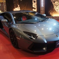 横浜に高さ7mオプティマスプライム、6mバンブルビー到着　トランスフォーマー博スタート