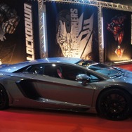 横浜に高さ7mオプティマスプライム、6mバンブルビー到着　トランスフォーマー博スタート