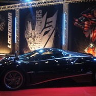 横浜に高さ7mオプティマスプライム、6mバンブルビー到着　トランスフォーマー博スタート