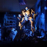 横浜に高さ7mオプティマスプライム、6mバンブルビー到着　トランスフォーマー博スタート