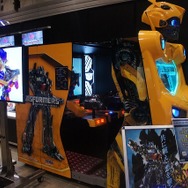 横浜に高さ7mオプティマスプライム、6mバンブルビー到着　トランスフォーマー博スタート