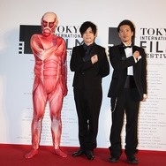 梶裕貴さん、巨人くんレッドカーペットに登場　東京国際映画祭を「進撃の巨人」が進撃