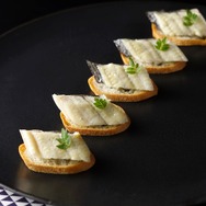 「『鬼滅の刃』鬼の来ないレストラン【3月限定】我妻善逸 鰻の燻製タパス」（C）吾峠呼世晴／集英社・アニプレックス・ufotable