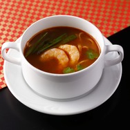 「『鬼滅の刃』鬼の来ないレストラン【3月限定】炎柱のトムヤムクン」（C）吾峠呼世晴／集英社・アニプレックス・ufotable