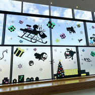 川崎市 藤子・F・不二雄ミュージアムで「藤子・F・不二雄ミュージアムのクリスマス2022」2F「みんなのひろば」大窓のシルエット（C）Fujiko-Pro
