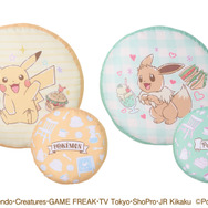 「ポケットモンスター リバーシブルクッション『Cafe Art』～ピカチュウ・イーブイ～」（C）Nintendo・Creatures・GAME FREAK・TV Tokyo・ShoPro・JR Kikaku（C）Pokémon