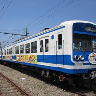 キャラクターラッピング電車　全景