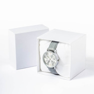 『モブサイコ100 III』コラボレーションアイテム 霊幻新隆 モデル 腕時計（C）ONE・⼩学館／「モブサイコ100 III」製作委員会