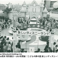日本橋三越本店屋上では1957年に「こどもの夢の国 楽しいディズニーランド」が開催された（C）Disney