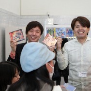 物販コーナーで笑顔を見せる、景山氏と一之瀬氏（C）Yutaka NAKAMURA