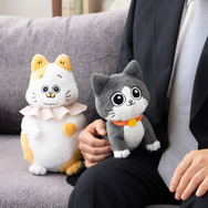 「ねこに転生したおじさん プンちゃんとてぷちゃん 等身大ぬいぐるみセット（オリジナルポストカード付）」7,150円（税込／送料込）（C）やじま