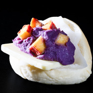 「まちじゅうエヴァグルメフェア」紫芋を混ぜ込んだ初号機クムクムサンド（C）カラー