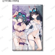 「描き起こしイラスト チェシャー＆能代 水着ver. スクエア缶バッジAMNIBUS限定特典」（C）2017 Manjuu Co., Ltd. & Yongshi Co., Ltd. All Rights Reserved.（C）2017 Yostar, Inc. All Rights Reserved.