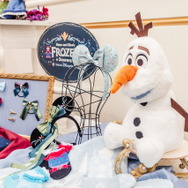 『アナと雪の女王』エリアの新アトラクション、「アナとエルサのフローズンジャーニー」をテーマにしたグッズが新登場！