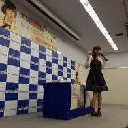 黒崎真音、9thシングル発売記念イベントでファンと一緒に“乾杯”