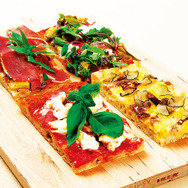 ピッツァリウムとピッツァ アルターイオがコラボレーションした、ローマ風切り売りピザ
