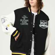 グラニフ『ナイトメアー・ビフォア・クリスマス』コレクション「ミスター アンラッキー｜スタジアムジャンパー」（C）Disney