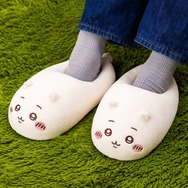 「働かせてくださいッ！」シーサーと鎧さん、ふわふわ金ピカのお揃いマスコットが「ちいかわマーケット」で発売―冬に履きたいルームシューズも