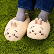 「働かせてくださいッ！」シーサーと鎧さん、ふわふわ金ピカのお揃いマスコットが「ちいかわマーケット」で発売―冬に履きたいルームシューズも