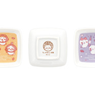 「豆皿 さつまいも」990円（税込） 、「豆皿 お菓子」990円（税込）（C）nagano / chiikawa committee