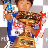 ミニ四駆の全日本選手権が13年ぶり復活、ミニ四駆チャンピオンが決定した。（写真：ジュニアクラス優勝の舩橋葵士くん）