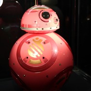 「スター・ウォーズの世界」　等身大BB-8も、個性あふれるプロジェクトが並ぶ展覧会